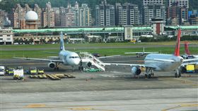 復興航空停航 租賃機將離台
復興航空運輸股份有限公司停航並宣布解散至今快1個
月，20日首有原本屬於興航的飛機離境，兩架原本興航
註冊為中華民國籍的A320飛機已變德國籍，其中1架上
午將飛離台灣。
中央社記者孫仲達攝 105年12月20日