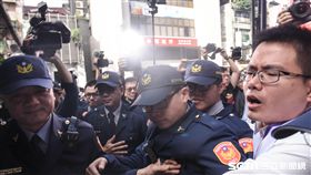 復興航空企業工會成員前往勞動部抗議政府對林明昇解散公司無作為。空服員,地勤,　圖／記者林敬旻攝