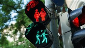 英國倫敦紅綠燈變LGBT,交通號誌燈,同性戀,跨性別,多元性別 ▲圖／攝影者Nico Kaiser, Flickr CC License（https://goo.gl/GUXP6I）