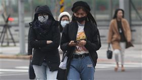 天氣,寒流,寒冷,冬天,大衣,低溫
圖／中央社
