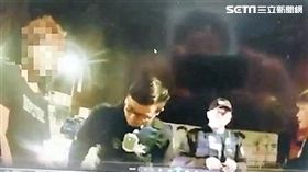 鄭男找朋友深夜外出吸食安非他命，卻因沒戴安全帽遭警盤查逮捕（翻攝畫面）
