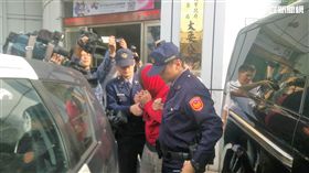 謝姓慣竊拆卸鐵窗技巧高超，還會棄置犯案衣物混淆辦案，犯下20多起竊案仍遭警方逮捕（楊忠翰攝）