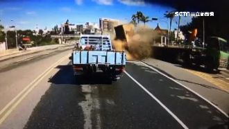 天外飛來橫禍！巨石甩落險砸小貨車