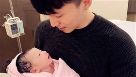 阿緯女兒出生（圖／分工合作社提供）