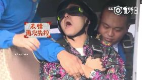 小天跳傘哭1100.