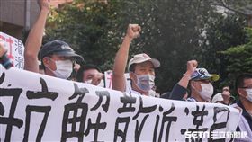 復興航空企業工會成員前往勞動部抗議政府對林明昇解散公司無作為。空服員,地勤,　圖／記者林敬旻攝