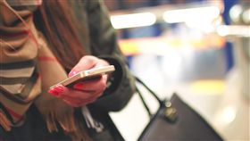 滑手機,低頭族（圖／StockSnap）