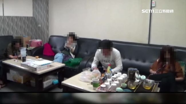 警闖民宅抓賭　賭客淡定玩假人遊戲