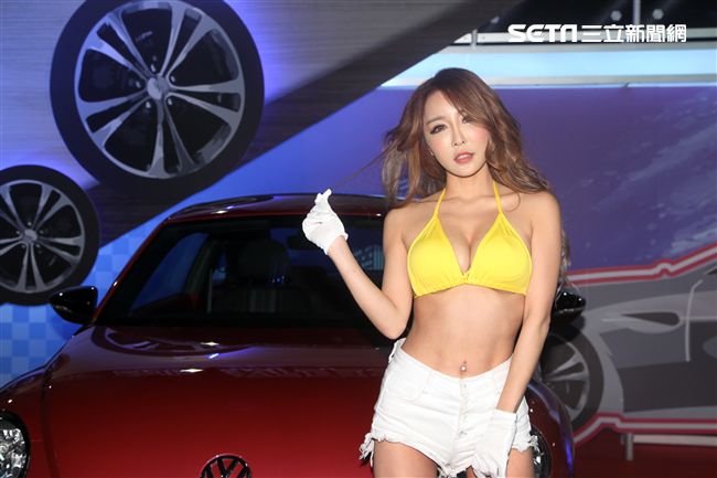 麻辣教主雪碧E奶露半球火辣直播秀新車，狂開M字腿飆舞 辣抖電臀前後搖 。（記者邱榮吉/攝影）