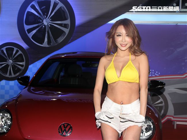 麻辣教主雪碧E奶露半球火辣直播秀新車，狂開M字腿飆舞 辣抖電臀前後搖 。（記者邱榮吉/攝影）