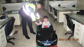 男童,小孩,霸氣,大7,BMW,富少,少爺,危險,兒童,父母,安全,警察,員警,狂,台南-翻攝畫面