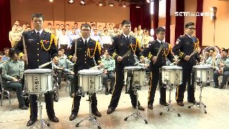 蔡政府首次元旦　國軍領唱國歌展雄風