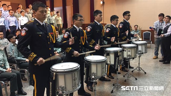 國軍楷模領唱國歌　伴奏走美風