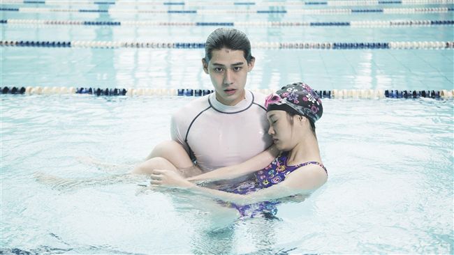裸身拍泳戲　李玉璽、宮以騰尬泳技