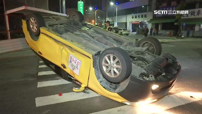 計程車互撞翻車　員警持甩棍破窗救人