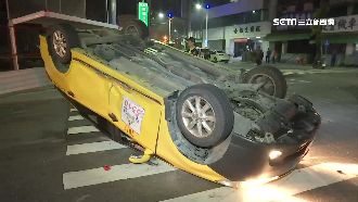 計程車互撞翻車　員警持甩棍破窗救人