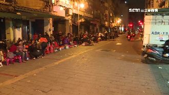 搶排龍山寺光明燈　凌晨現排隊椅海