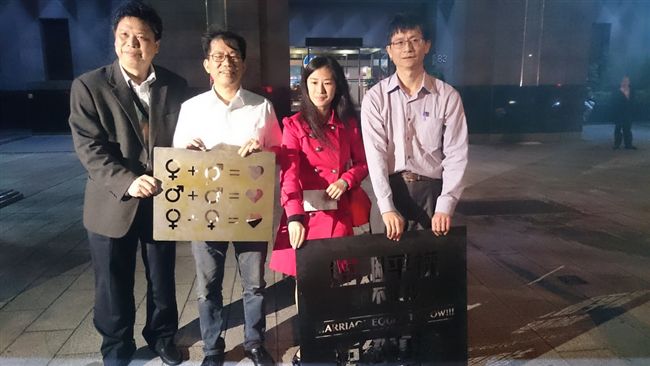 首位閣員挺同婚　李應元環署前反塗鴉