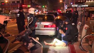 凌晨違停路邊拉K　恍神男當場被逮