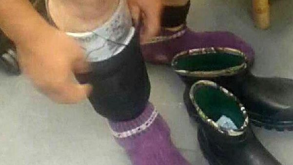 綁320萬現金闖關　男狂冒汗被抓包