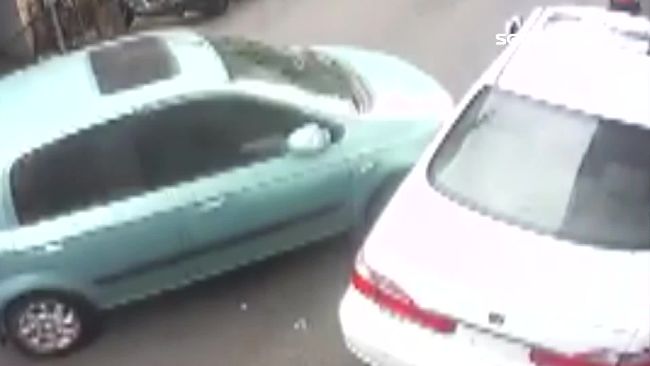 巷弄左轉撞上車　轎車一路刮車通行