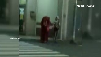 悚！紅衣女現夜半街頭！蓋頭巾留斷掌