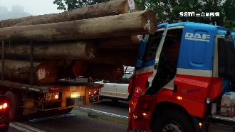 槽車追撞拖板車　巨木穿駕駛座險爆頭