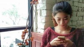 ▲長期低頭看手機，當心養出惱人雙下巴。（圖非新聞當事人／之之提供）