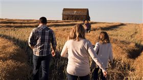 家人,旅行,鄉村,草原,秋天（圖／StockSnaps）