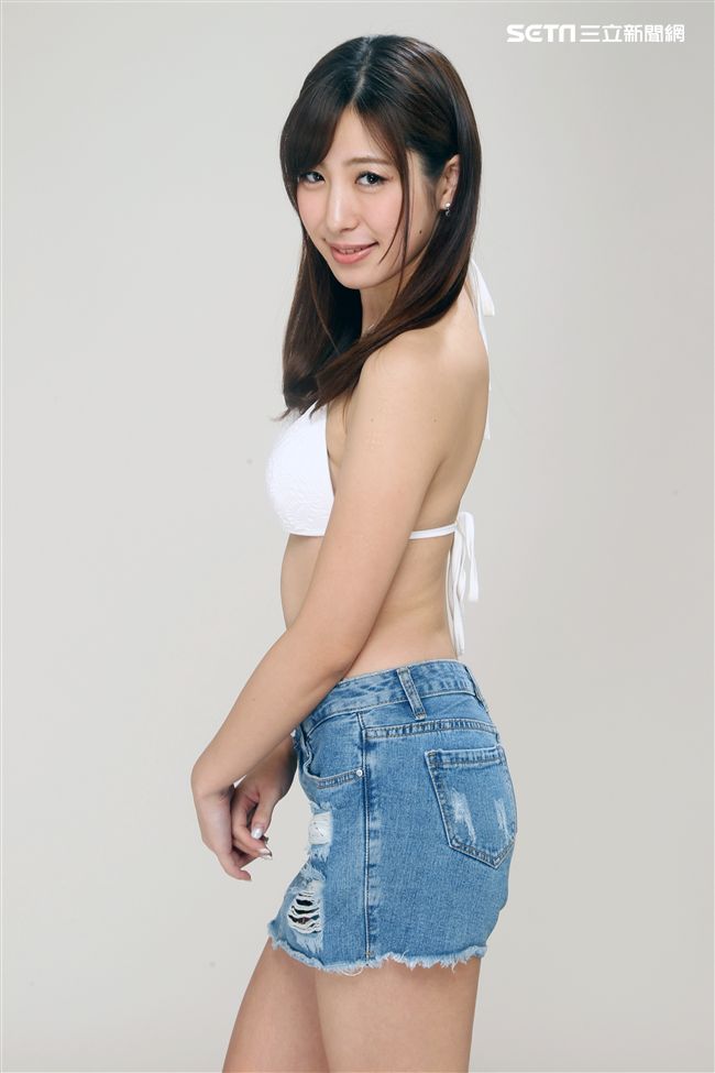 女優雪白柑菜是選美出身的正妹。（記者邱榮吉/攝影）
