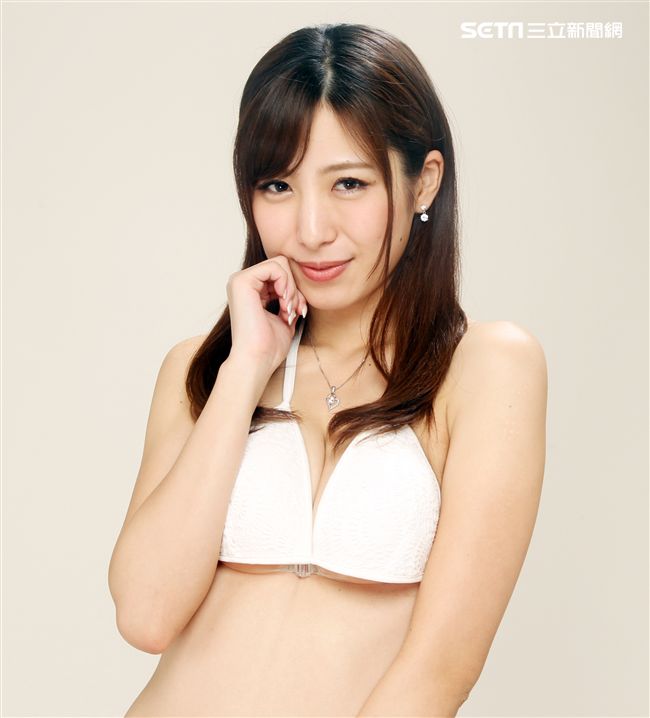 女優雪白柑菜是選美出身的正妹。（記者邱榮吉/攝影）