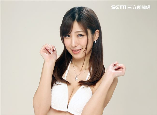 女優雪白柑菜是選美出身的正妹。（記者邱榮吉/攝影）