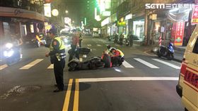 吳男無照酒後騎車載小孩去補習班，返家途中不慎失控追撞前方機車，酒測值1.11毫克遭送辦（翻攝畫面）