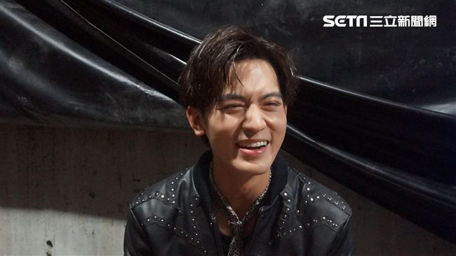 拱露腹肌　小樂好害羞：最近太瘦了！