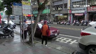 腳踩進水溝大洞　婦人抱嬰重摔縫7針