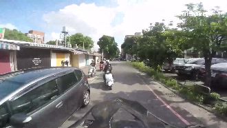 屁孩違規險撞對向車　騎士攔車飆粗話