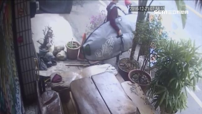 外國情侶偷衝浪板！被逮扯「這算借」