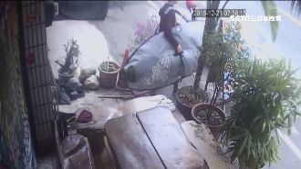 外國情侶偷衝浪板！被逮扯「這算借」