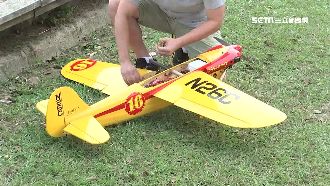 遙控飛機從天而降　駕駛險遭砸中