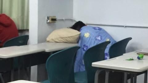 夜配聞／大學生冬天上課　全副武裝！
