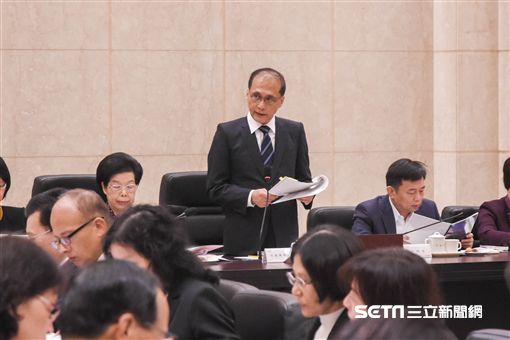 監察院長張博雅23日率全體監察委員巡察行政院，院長林全發表簡報。 圖／記者林敬旻攝