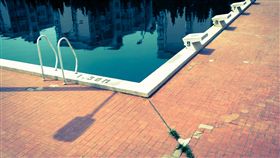 游泳池
https://www.flickr.com/photos/toehk/6895884556