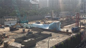 又傳工安意外！信義區工地吊車翻覆