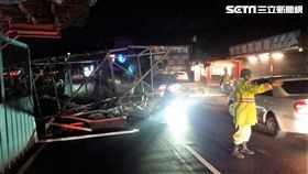 淡海輕軌興建工程再傳倒塌意外，1輛聯結車擦撞圍籬後導致帽樑鷹架倒塌，所幸並無人員傷亡（翻攝畫面）