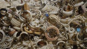 美國魚類及野生動物管理局沒收並準備銷毀的象牙珠寶。（圖／Gavin Shire / 美國魚類及野生動物管理局（USFWS））（名家-環境資訊中心）