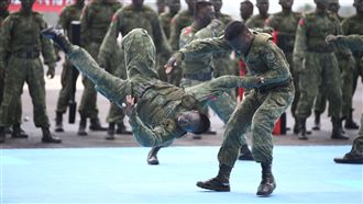 雲豹試乘、火砲試拉　紅柴林營區開放