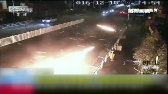 女酒後開車　撞護欄噴出「火流星」