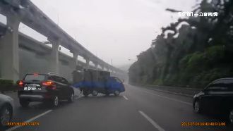 閃車打滑轉180度　這樣做自保救命