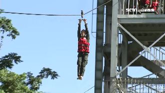 五層高塔滑繩下降　突擊兵信心池結訓