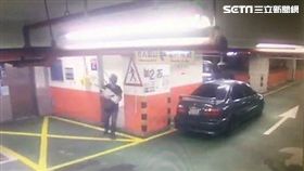 慣竊黃文星僅用1根鐵撬偷遍台北市的悠遊卡加值機遭警方循線查獲（翻攝畫面）